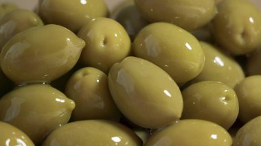 Büyük parlak yeşil zeytin makro arka plan