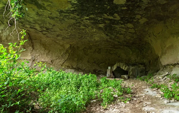 Άνοιξη στο βράχο του σπηλαίου πόλη στην κοιλάδα του Cherkez-Κερμέν, Κριμαία — Φωτογραφία Αρχείου