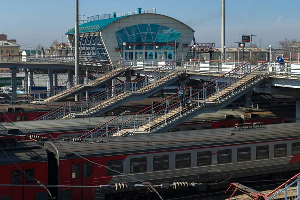 Trens nas trilhas ferroviárias da estação na cidade de Novosibirsk — Fotografia de Stock