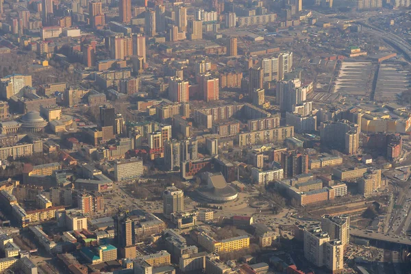 Ciudad de la mañana Novosibirsk vista desde el avión —  Fotos de Stock