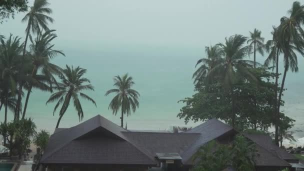 Tropický déšť vylévá do hotelu Impiana Resort Chaweng Noi stopáže videa — Stock video