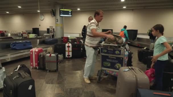 Des valises dans la zone de récupération des bagages attendent les propriétaires coincés dans la file d'attente au contrôle des passeports à l'aéroport international de Sheremetyevo. vidéo de stock — Video