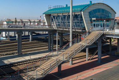 Trenler Novosibirsk şehir merkezinde, tren raylarda