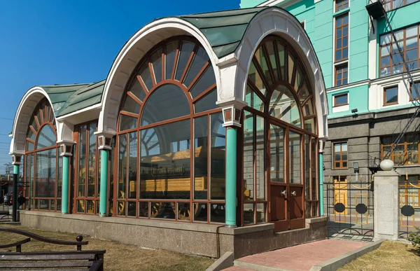 Museo de la locomotora de Provorny cerca de la estación de tren en la ciudad de Novosibirsk — Foto de Stock