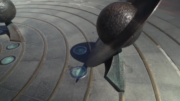 Une maquette en bronze du système solaire avec des planètes sur la ruelle des astronautes — Video