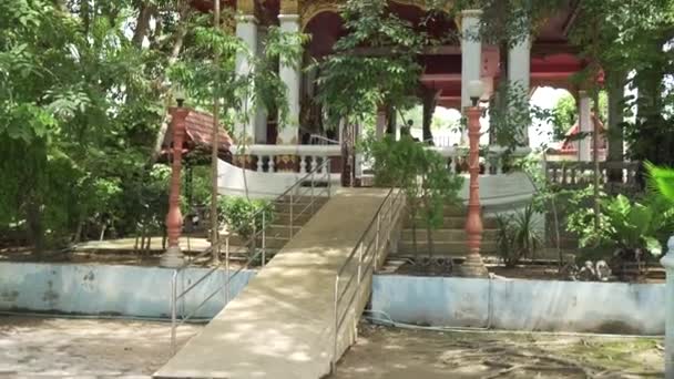 Temple Wat Khunaram with Mummy of a Buddhist monk Luang Pho Daeng on Koh Samui in Thailand stock footage video — Stock Video