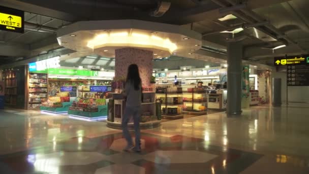 Duty free en el nuevo video de imágenes de stock del Aeropuerto Internacional de Bangkok Suvarnabhumi — Vídeo de stock
