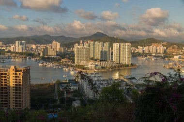Sanya bir Luhuitou parkta bir tepenin üstünden görünümünü akşam