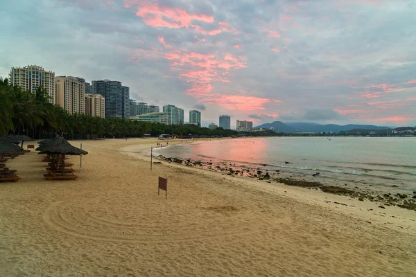 Dawn on the Dadonghai Beach on the tourist island of Hainan — Stock Photo, Image