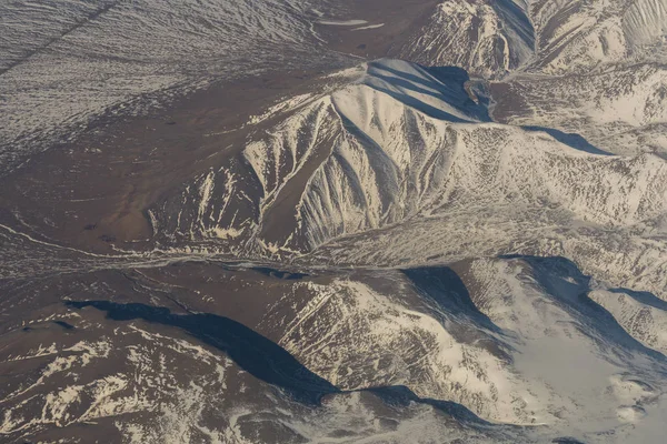 Mongolië luchtfoto van bergen bedekt met sneeuw in de lente stock footage video — Stockfoto