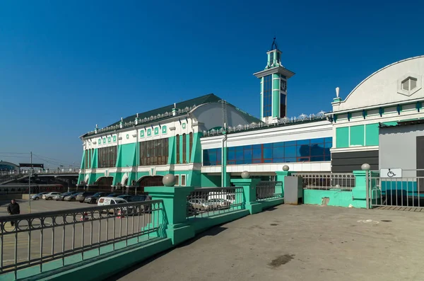 Edifício da estação ferroviária na cidade de Novosibirsk — Fotografia de Stock