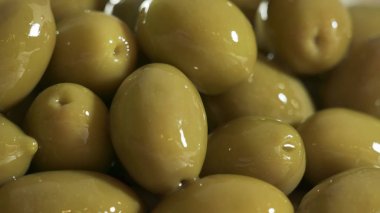 Büyük parlak yeşil zeytin makro arka plan