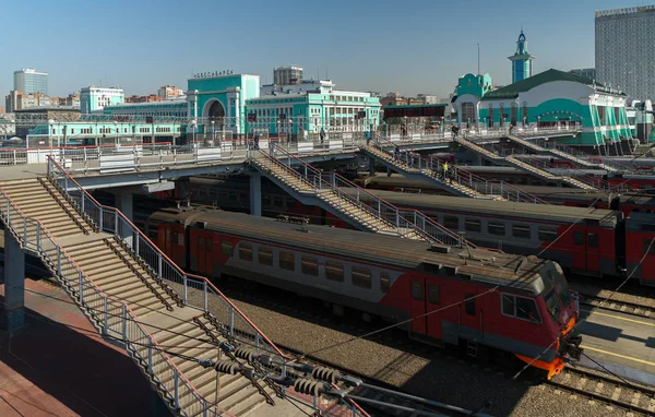 Trens nas trilhas ferroviárias da estação na cidade de Novosibirsk — Fotografia de Stock