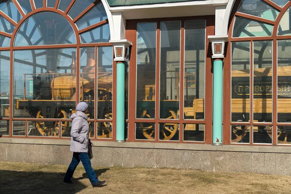 Museo de la locomotora de Provorny cerca de la estación de tren en la ciudad de Novosibirsk —  Fotos de Stock