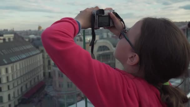 Adolescente toma fotos de un panorama del centro de Moscú material de archivo de vídeo — Vídeo de stock