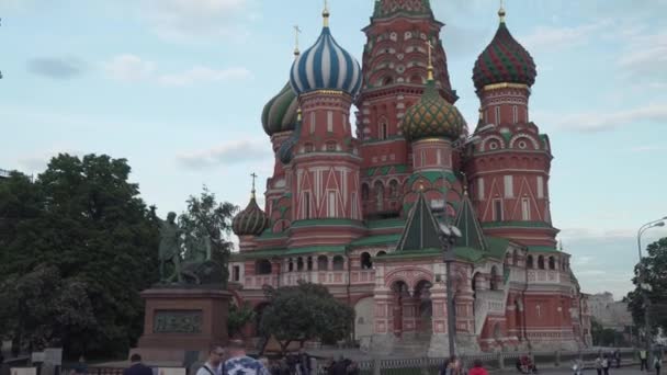 Basilika-Kathedrale vom Roten Platz aus gesehen am Abend Stock Footage Video — Stockvideo