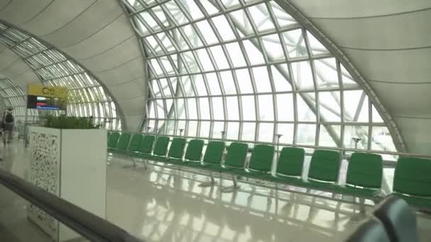 Interior do novo Aeroporto Internacional de Banguecoque Suvarnabhumi stock footage vídeo — Vídeo de Stock