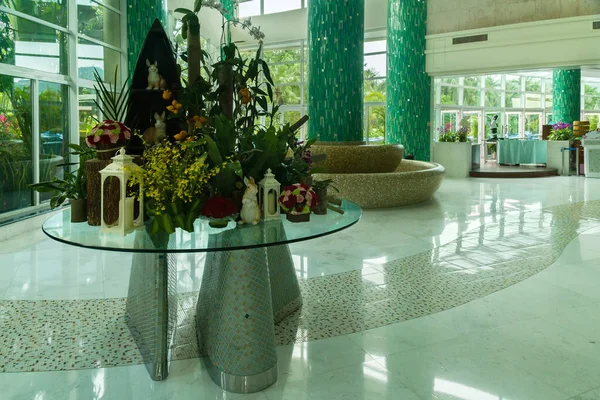 Cozy lobby at the hotel Resort Intime Sanya 5 in Dadonghai bay — Stock Photo, Image