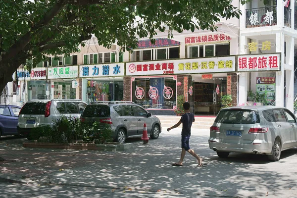 Architektur in den Straßen der Touristengegend von Sanya — Stockfoto