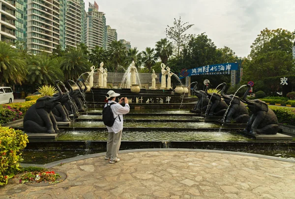 Turystyczna fotografie fontanna przy wejściu do szacunku miejski mieszkalny złożonych czasu wybrzeża w mieście Sanya — Zdjęcie stockowe
