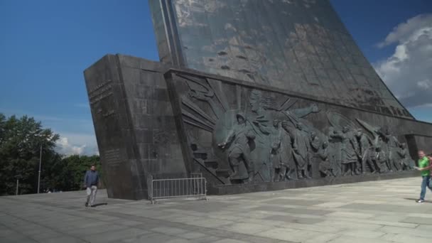 Monument voor de veroveraars van ruimte op het steegje van astronauten stock footage video — Stockvideo