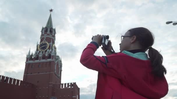 Chica adolescente toma fotos de Moscú Kremlin material de archivo de vídeo — Vídeos de Stock