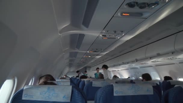Azafatas sirven a los pasajeros a bordo de la aeronave de Bangkok Airways imágenes de archivo de vídeo — Vídeos de Stock