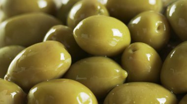 Büyük parlak yeşil zeytin makro arka plan