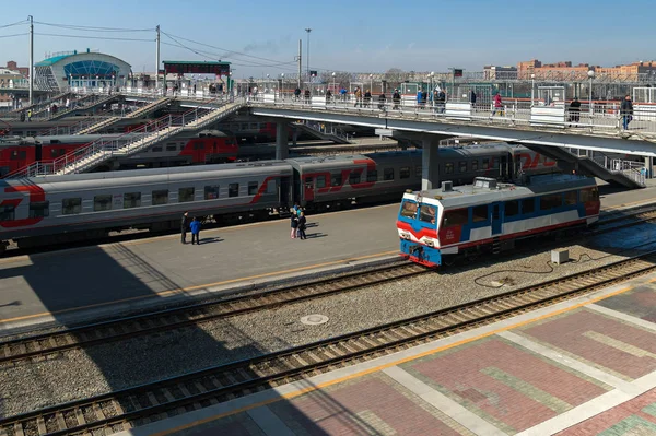 Trens nas trilhas ferroviárias da estação na cidade de Novosibirsk — Fotografia de Stock