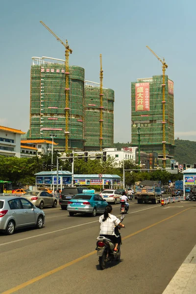 Construcción de rascacielos en el centro de la ciudad turística de Sanya — Foto de Stock