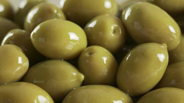 Büyük parlak yeşil zeytin makro arka plan