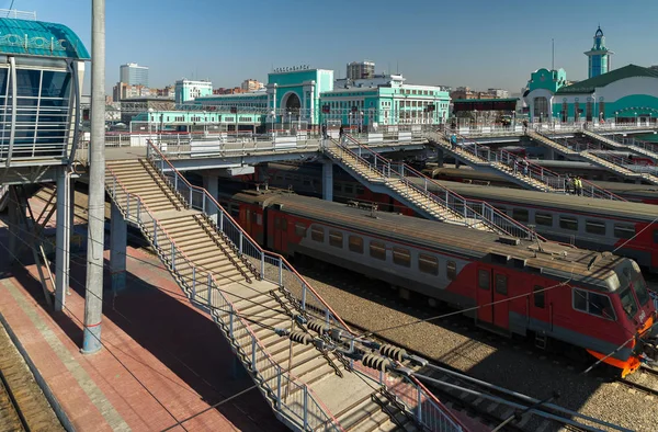 Trens nas trilhas ferroviárias da estação na cidade de Novosibirsk — Fotografia de Stock