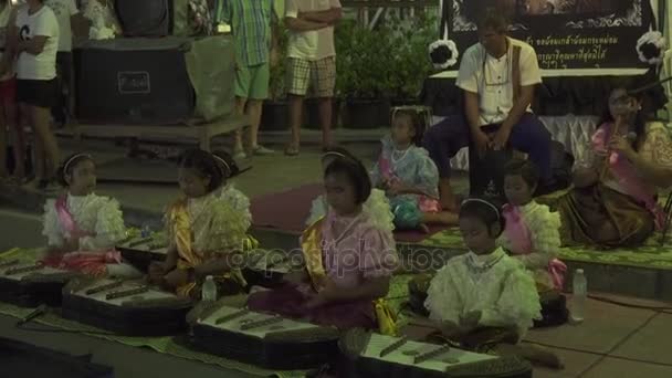 I bambini thailandesi nell'ensemble suonano strumenti musicali per turisti stock footage video — Video Stock