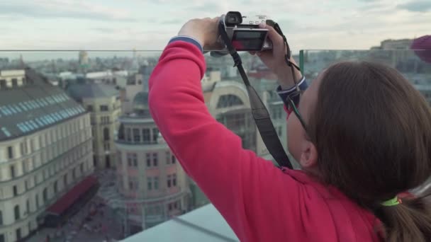 Tonårig flicka tar bilder av ett panorama över de centrala Moskva arkivfilmer video — Stockvideo
