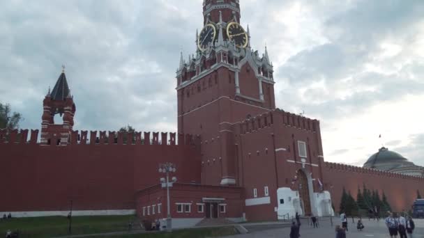 Torre Spasskaya sulla parete orientale del Cremlino di Mosca nel video di stock serale — Video Stock