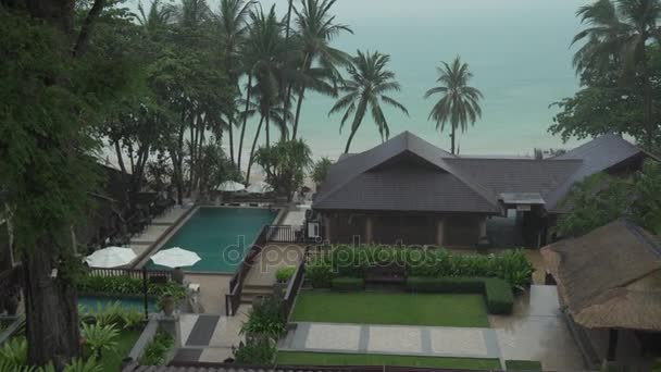 Lluvia tropical vierte en el hotel Impiana Resort Chaweng Noi material de archivo de vídeo — Vídeos de Stock