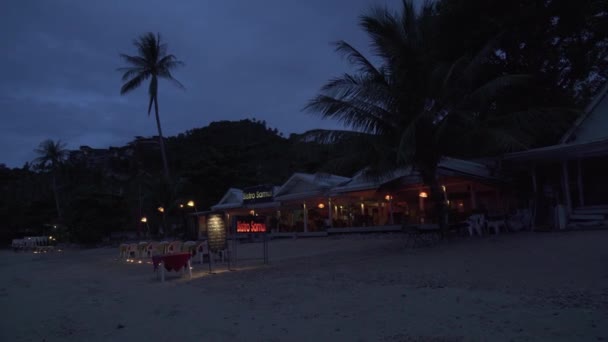 Praia Noturna Chaweng Noi com hotéis e restaurantes stock footage vídeo — Vídeo de Stock