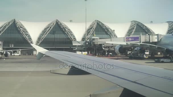 Avión se mueve a lo largo de la pista del nuevo aeropuerto internacional de Bangkok Suvarnabhumi material de archivo de vídeo — Vídeos de Stock