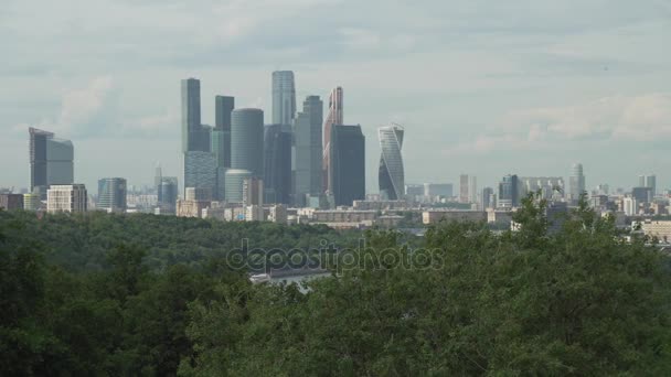 Московский международный бизнес-центр также известен как "Москва Сити". Панорама Москвы с смотровой площадки на Спэрроу Хиллс — стоковое видео