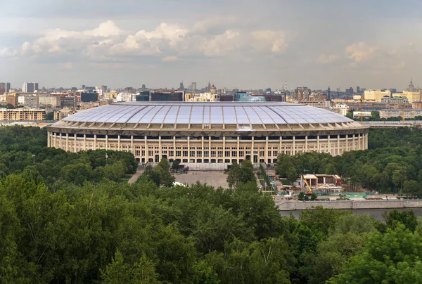 Estádio Luzhniki. Vista de Moscou a partir da plataforma de observação em Sparrow Hills — Fotografia de Stock