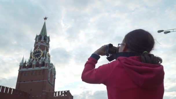 Chica adolescente toma fotos de Moscú Kremlin material de archivo de vídeo — Vídeos de Stock