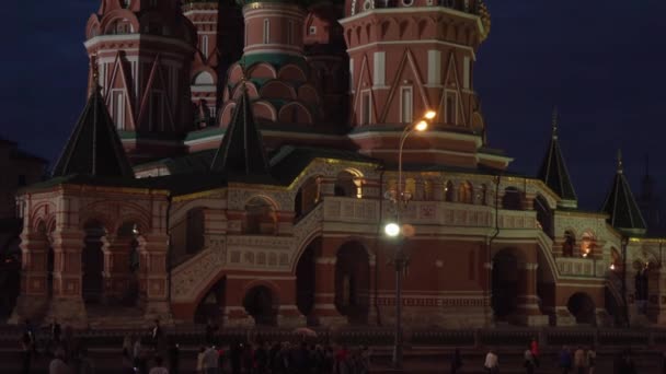 Catedral de San Basilio vista desde la Plaza Roja por la noche — Vídeo de stock