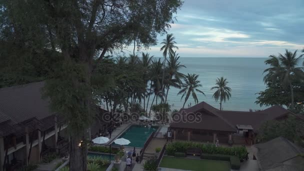 Территория вечернего отеля Impiana Resort Chaweng Noi — стоковое видео