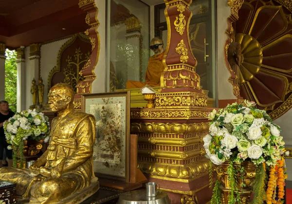 Temple Wat Khunaram with Mummy of a Buddhist monk Luang Pho Daeng on Koh Samui in Thailand — Stock Photo, Image