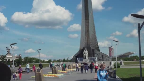 Памятник завоевателям космоса на аллее астронавтов — стоковое видео