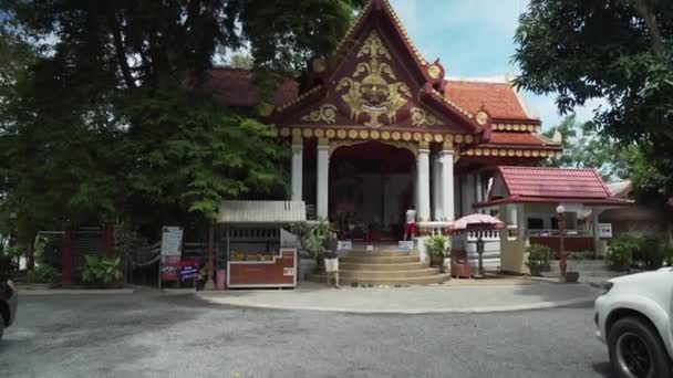 Tempel Wat Khunaram met mummie van een boeddhistische monnik Luang Pho Daeng op Koh Samui in Thailand stock footage video — Stockvideo