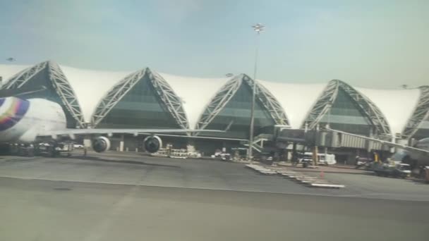 Avión se mueve a lo largo de la pista del nuevo aeropuerto internacional de Bangkok Suvarnabhumi material de archivo de vídeo — Vídeos de Stock