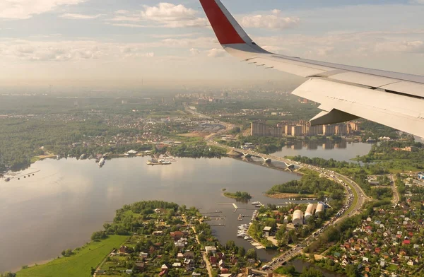 Widok z lotu ptaka na skrzydle samolotu nad Moscow Region — Zdjęcie stockowe