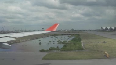 Uçak yeni Bangkok Uluslararası Havaalanı Suvarnabhumi stok görüntüleri video pist hareket ediyor