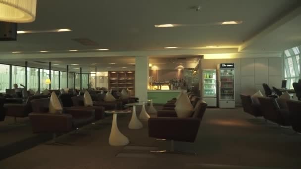 Sala de negocios en el nuevo Bangkok International Airport Suvarnabhumi material de archivo de vídeo — Vídeo de stock